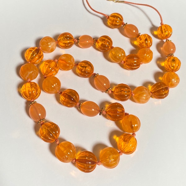 Collier orange lucite mandarine couleurs peps perles plastique noué sautoir bijoux cadeau pour elle 1990 Pittsbroc