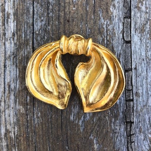 Pins Le Jacquard French fashion designer France vintage fashion matte gold bow