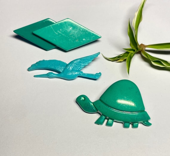 Vintage plastic deals brooches