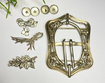 Lot of 1930s vintage Art Deco jewelry for upcycling or customization brooch belt buckle buttons silver metal France Pittsbroc 1900