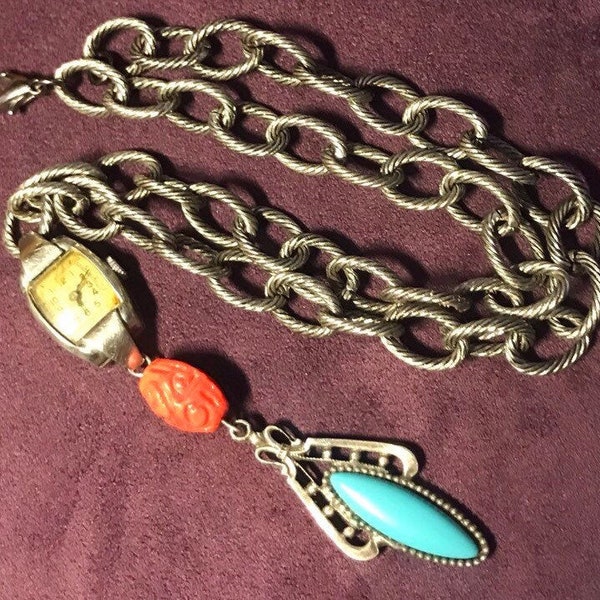 Art Deco Pittsbroc upcycling vintage collier montre de femme et breloque turquoise perles couleur corail verre moulé vintage