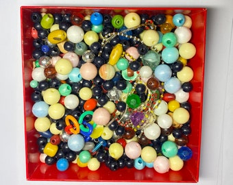 Lot vintage perles 300 grammes bijoux plastique enfant jouet jeux créations recyclage upcycling Pittsbroc collection