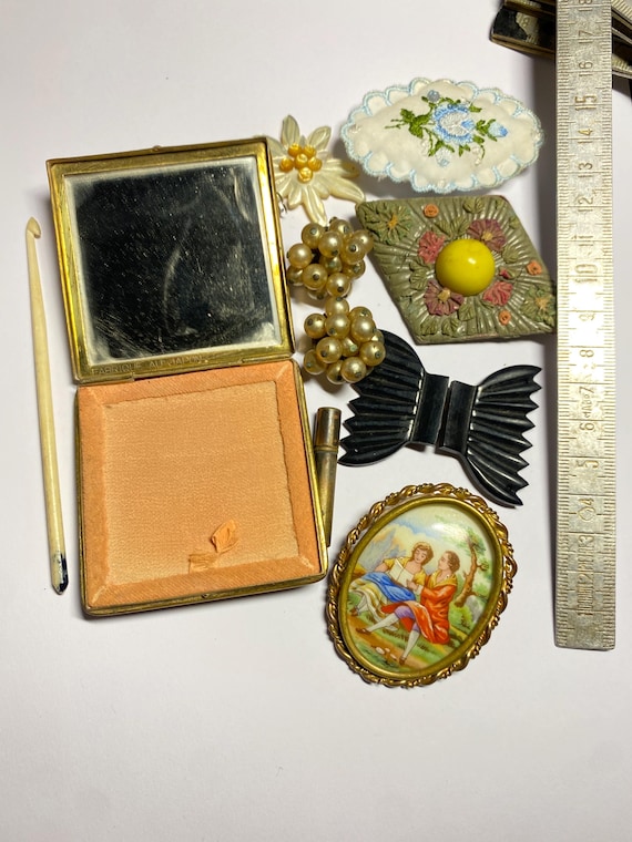 Lot of small old jewelry objects 1950 old pin cus… - image 5