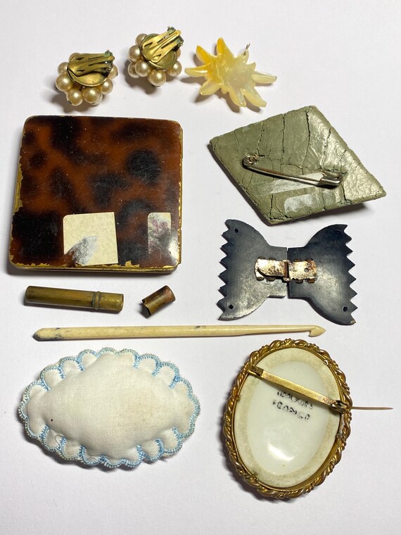 Lot of small old jewelry objects 1950 old pin cus… - image 3
