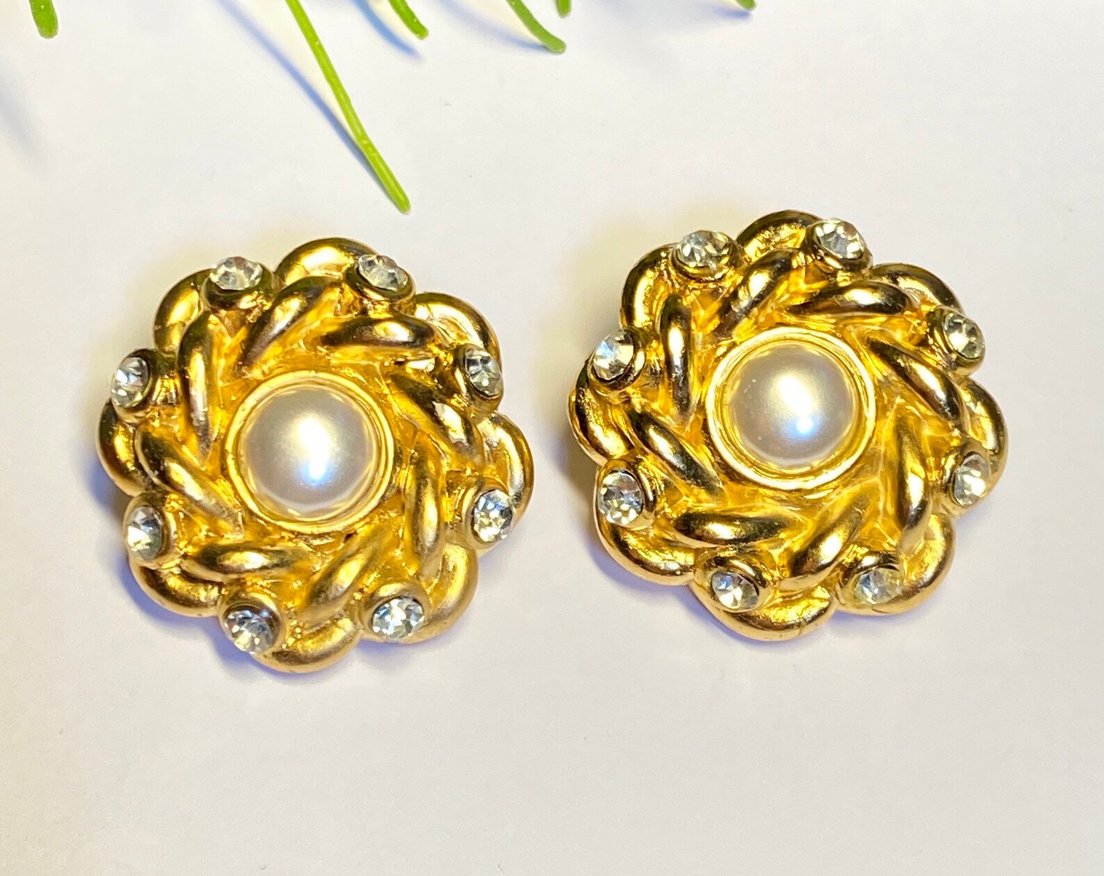 Grande Broche Métal Doré Jacky De G. Paris - Cabochons Blancs - Bijou Vintage Occasion Très Bon État