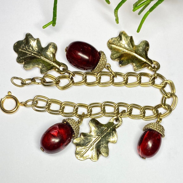 1980s - Bracelet vintage doré breloques massives feuilles automnes perles rouge lucite chaîne Pittsbroc cadeaux bijoux