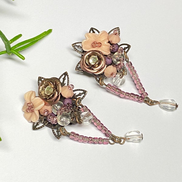 1990s - Boucles d’oreilles vintage clips pendantes perles fleurs bronze cuivre mauve lilas blanc romantique shabby Pittsbroc
