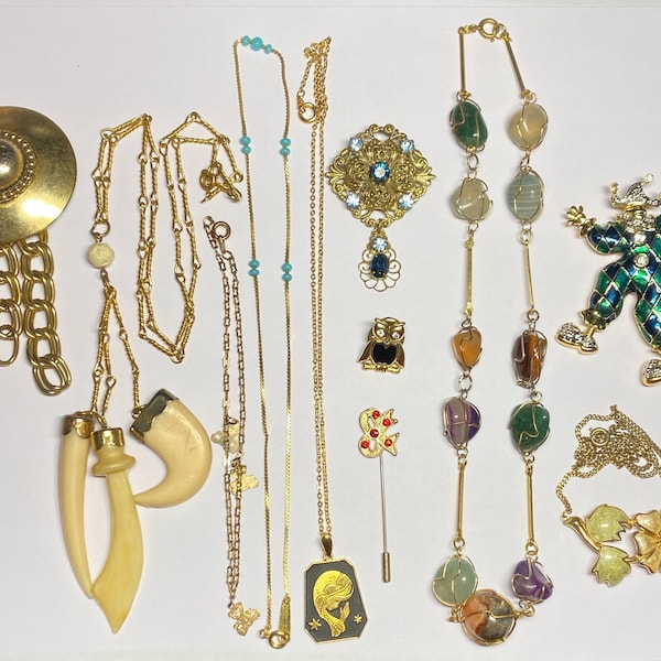 Lot bijoux français collier broche vintage 70s/90s strass, pendentifs, collection ancien, accumulation Pittsbroc marché aux puces