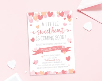 Puede incluir: Una invitación de baby shower rosa con un diseño de corazones rosa y blanco. El texto dice "A Little Sweetheart is Coming Soon!" e incluye la fecha, la hora y la ubicación del evento. También se incluye información de RSVP.