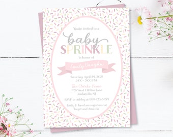 Op de afbeelding: Een roze en witte babyborrel uitnodiging met een sprenkelpatroon. De uitnodiging luidt: "U bent uitgenodigd voor een babyborrel ter ere van Emily Vaughn. Zaterdag 24 april 2021, 15:00-17:00 uur, The Clarke Home, 478 West Clifton Lane, Jordanville, NT. RSVP naar Ashley op 999-123-3454. Emily & Jared zijn geregistreerd bij Target en Amazon."