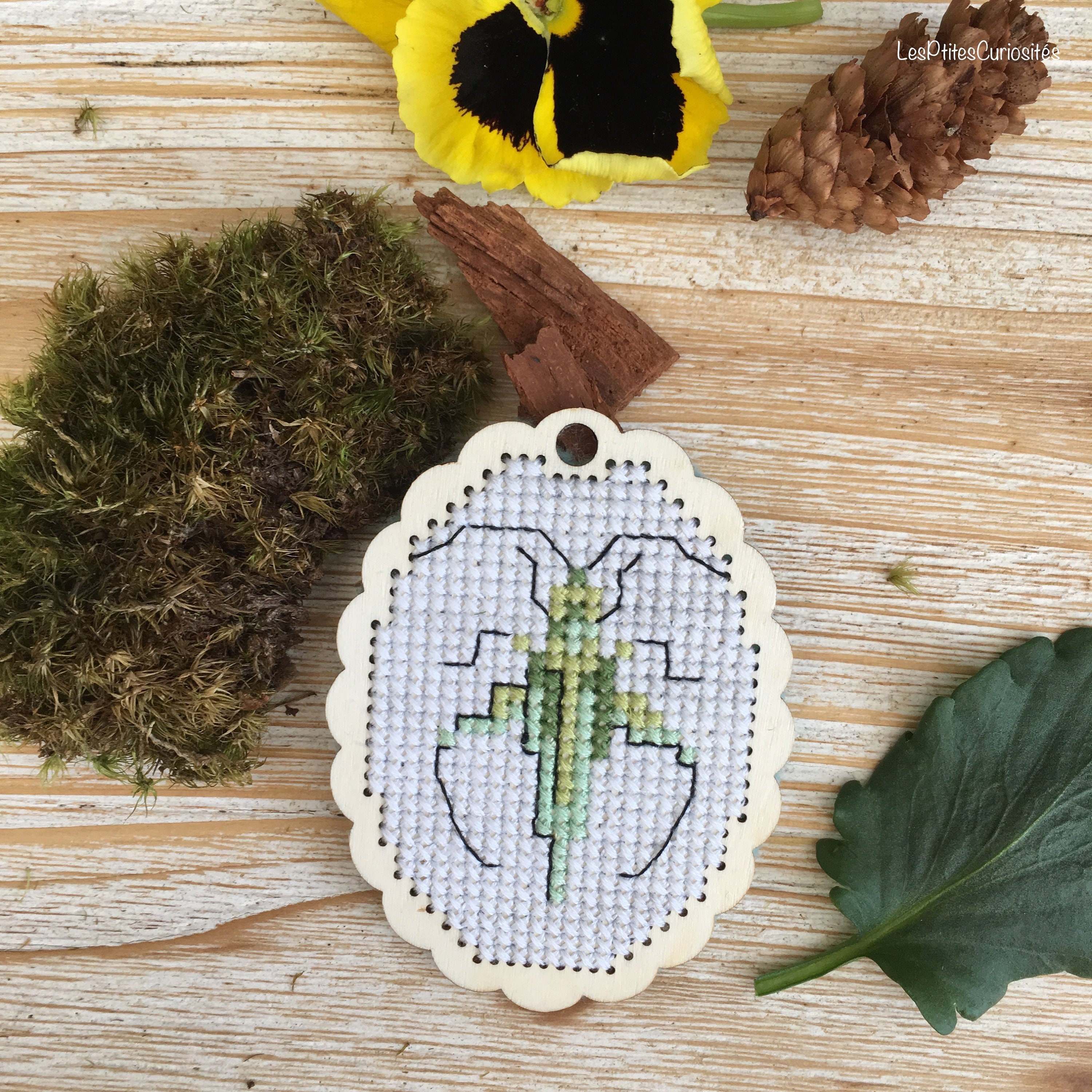 Mini Tableau Brodé Ma Grande Sauterelle