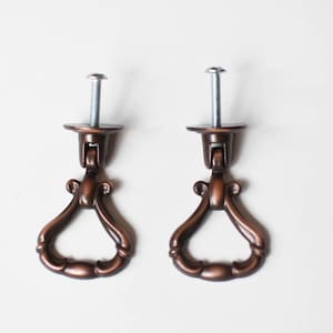 Mai usato ==set di 2 maniglie a goccia per mobile//maniglie in peltro//maniglia ad anello per cassettiera//manopole per cassetti//maniglia a pomello//lega di zinco anticata