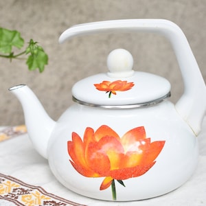 Vintage White Enamel Teapot/Rustic Tea Kettle//Farmhouse Decor/Vintage Tea Pot/Enamelware Kettle/Water Kettle/Rustic Home//Enamel Tea Kettle