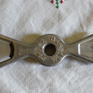 Bottle opener //Vintage bottle opener //Pocket size botle opener//Old bottle opener// Lid closer//Gift for Man Cave/fathers day beer/country