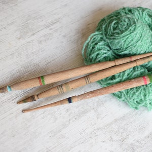 Lot de 3 broches vintage//Broche en bois//Outils de tissage en bois//Broche primitive faite main//Décoration de ferme//Broches en bois tournées à la main