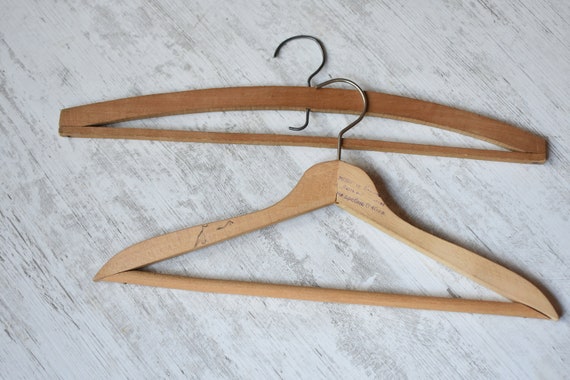 Juego de 2 perchas de ropa de madera vintage//ganchos de metal