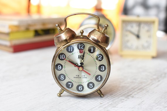 Alarma de trabajo Reloj de bronce Reloj despertador mecanico vintage Reloj despertador chino de los anos 60 Reloj despertador de escritorio de trabajo Reloj de mesa VNT Reloj despertador antiguo Etsy ...