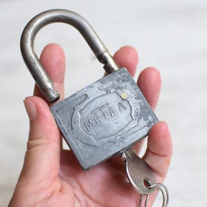 Lucchetto in bronzo vintage con 2 chiavi/Lucchetto funzionante/Vecchio lucchetto//Anni '60,//Lucchetto da collezione//Arredamento industriale//Arredamento per la casa/Regalo per la caverna dell'uomo