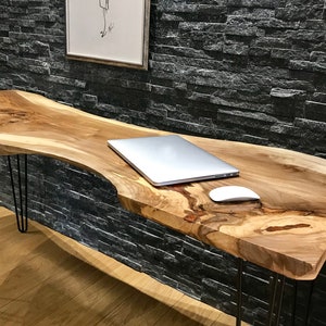 Scrivania con bordo vivo in noce, tavolo River //Scrivania personalizzata//realizzata su ordinazione//Resina epossidica color rame fuoco//tavolo da pranzo con bordo vivo immagine 2