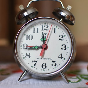 Vintage mechanical clock/Mini Mechanical Alarm Clock//China Vintage Clock//Working Retro Clock//Desk Alarm Clock//Mini Bedside Clock