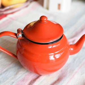 Vintage Enamel Teapot//Rustic Tea Kettle//Enamel Coffee Pot//Enamelware Kettle//Small Teapot//70&#39;s kitchen//VTG bushcraft pot/Rustic Enamel