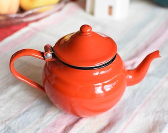 Vintage Enamel Teapot//Rustic Tea Kettle//Enamel Coffee Pot//Enamelware Kettle//Small Teapot//70&#39;s kitchen//VTG bushcraft pot/Rustic Enamel