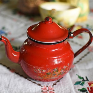 Vintage Enamel Teapot//Rustic Tea Kettle//Enamel Coffee Pot//Enamelware Kettle//Small Teapot//70&#39;s kitchen//VTG bushcraft pot/Rustic Enamel