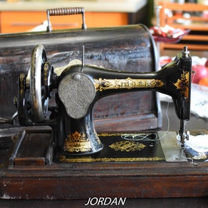 Máquina de coser manual Singer 28K de 1909 en funcionamiento // Máquina de coser antigua // Máquina de coser // Decoración del hogar //
