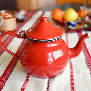 Vintage Enamel Teapot//Rustic Tea Kettle//Enamel Coffee Pot//Enamelware Kettle//Small Teapot//70&#39;s kitchen//VTG bushcraft pot/Rustic Enamel