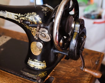 Vintage working  Singer 28K Hand Crank Sewing Machine//Antique Sewing Machine// Sewing Machine//Home Decor//