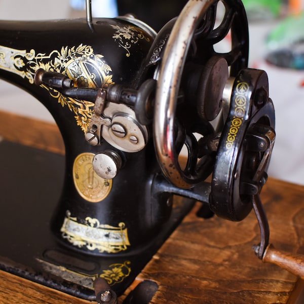 Vintage working  Singer 28K Hand Crank Sewing Machine//Antique Sewing Machine// Sewing Machine//Home Decor//