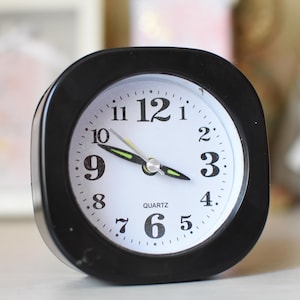 Quartz desk clock//Quartz Chinese alarm clock// Stylish desk alarm clock, good luck gift/living room, bedroom/Perfect Working Condition,