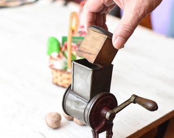 Vintage Nut grinder//Nut mill//Kitchen mill//Hand nut grinder//Almond grinder//Walnut mill//Nut grater grinder//Antique nut grinder