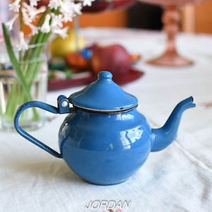 Vintage Enamel Teapot//Rustic Tea Kettle//Enamel Coffee Pot//Enamelware Kettle//Small Teapot//70&#39;s kitchen//VTG bushcraft pot/Rustic Enamel