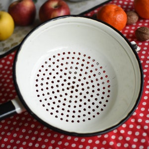 Vintage 1960&#39;s White enamel colander//Military Colander//Old sieve//Old Farmhouse//Rustic Kitchen decor//Enamel ware//Strainer enamel