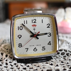 Vintage Large Mechanical Alarm Clock//Chinese Alarm Clock 70s//Working Desk alarm clock//Vintage table clock//Old alarm clock//Working clock