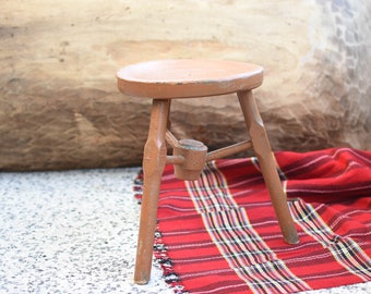 Vintage houten melkkruk//Primitieve boerderijkruk//Authentiek boerderijdecor//Antieke kruk//melkse driepotige antieke kruk