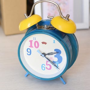 Vintage mechanical clock/Large Mechanical Alarm Clock//China Vintage Clock//Working Retro Clock//Desk Alarm Clock//Large Bedside Clock