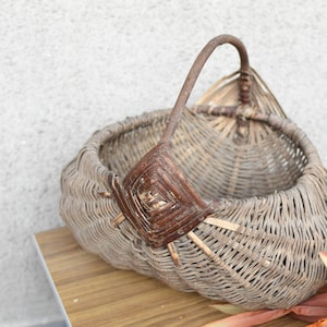 Cesta de mimbre grande vintage // Cesta antigua hecha a mano // Cesta de arte primitivo hecha a mano // Cesta rústica // Cesta de almacenamiento // Cesta de mimbre antigua