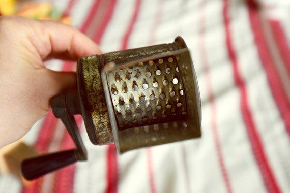 Vintage Nut Grinder//nut Mill//kitchen Mill//hand Nut Grinder