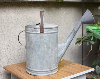 Vintage oude grote gieter//Frans gegalvaniseerde gieter//boerderijdecor//gieter met roos//strooier/zink gieter