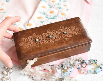 Vintage Leather jewelry Box//The chest is in vintage condition//Leather Chest //Vintage Hand Leather Chest  Box jewelry