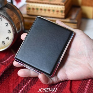 Mai usato = Portasigarette vintage in metallo e pelle nera//Portasigarette per tabacco/Accessorio per fumatori/Vecchia scatola di sigarette/Porta scatola di sigarette//