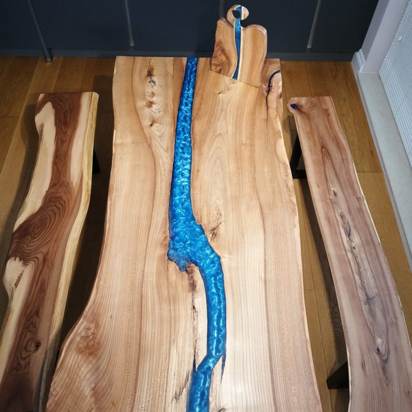 Ensemble de salle à manger / Table Live Edge River avec deux bancs et une planche de charcuterie en résine époxy bleue et bois de noyer