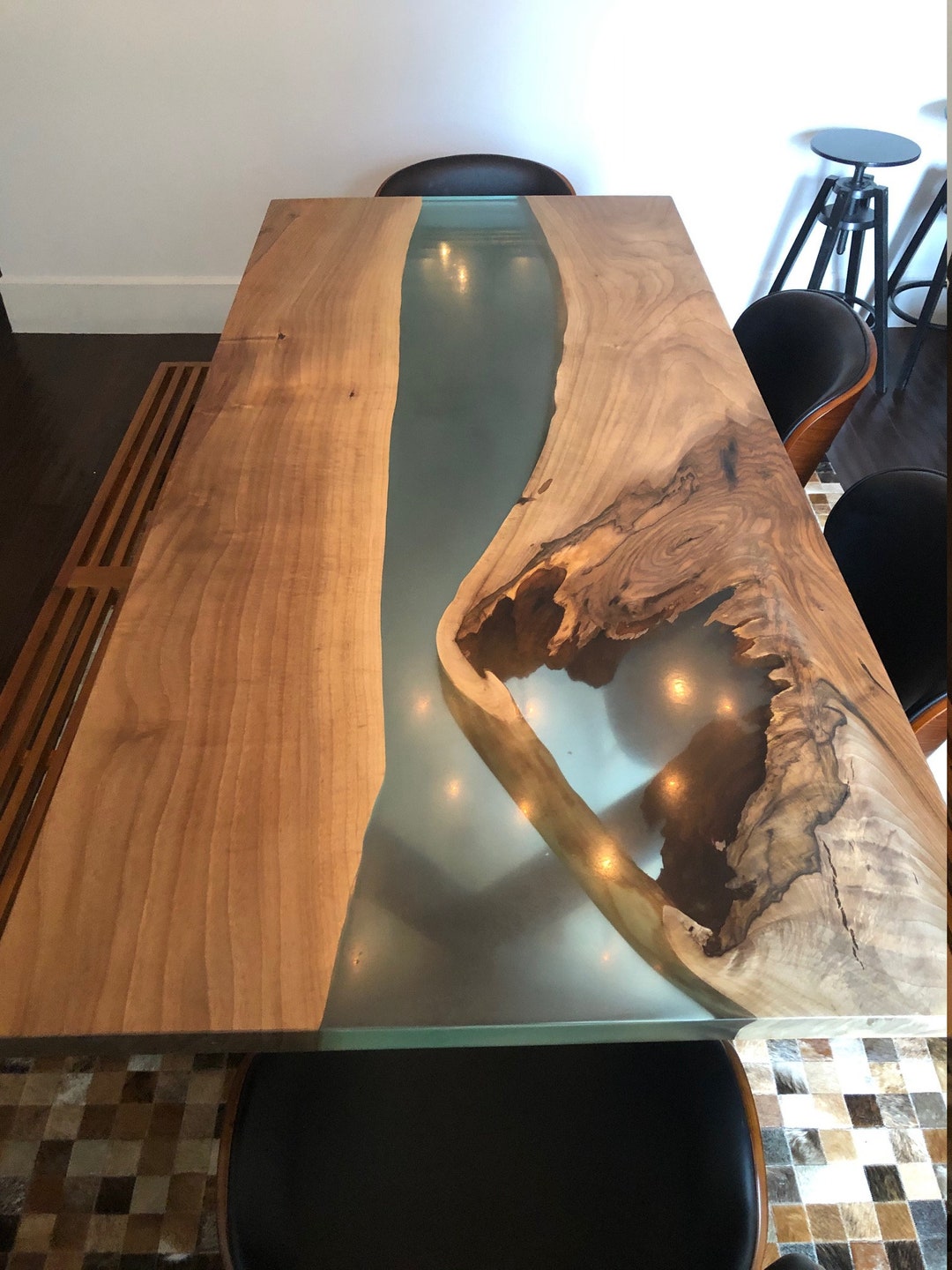 Tavolo da fiume in legno di noce con bordo vivo e resina