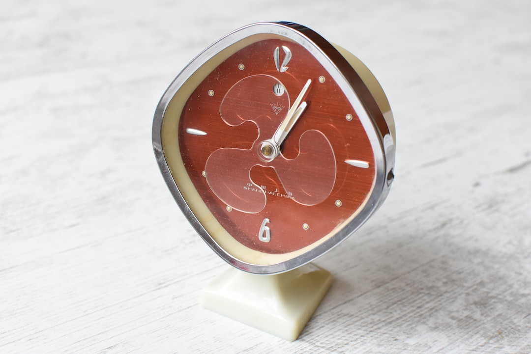 Reloj despertador mecánico grande vintage // Reloj despertador animado  chino de los años 60 // Reloj despertador de escritorio // Reloj de mesa