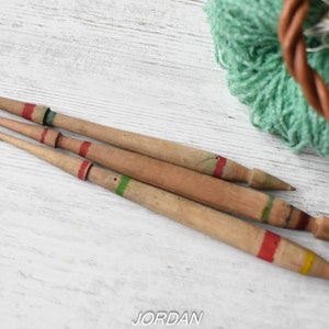 Lot de 3 broches vintage//Broche en bois//Outils de tissage en bois//Broche primitive faite main//Décoration de ferme//Broches en bois tournées à la main
