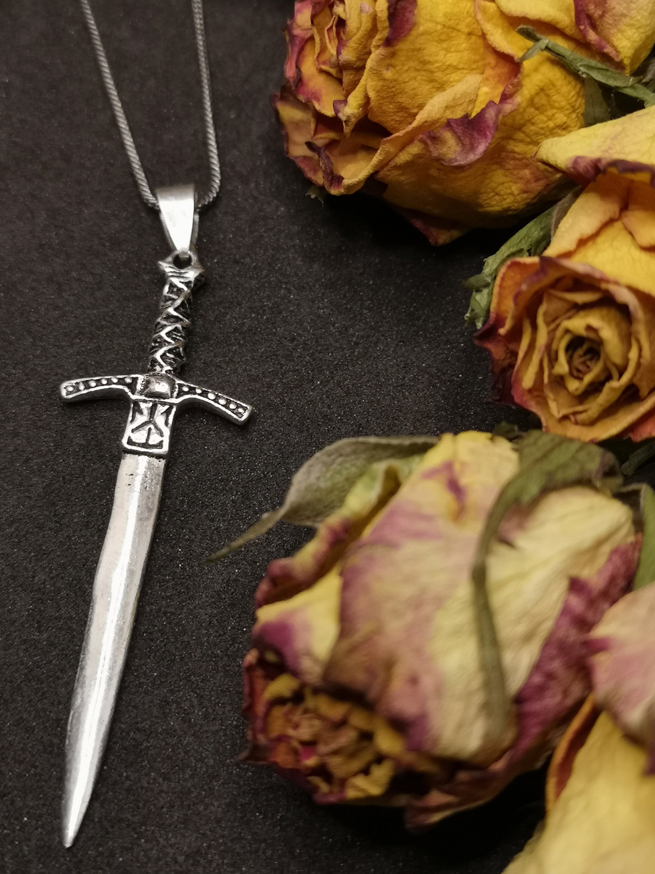 Pendentif épée Celtique Excalibur Avec Runes - Style Vintage Argenté, Bijou Breton - Occasion Parfait