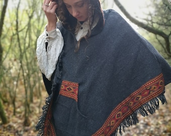 Shire Jedi PONCHO dunkelgrau, weiche, warme Festivalmode mit Kapuze in freier Größe