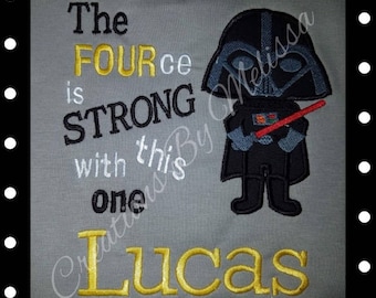 Camiseta de cumpleaños de Star Wars/Cuarto cumpleaños de Darth Vader/La Fuerza es fuerte con este/Camiseta de fiesta de Star Wars